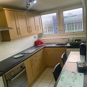 Snooze Central: Victoria Centre With Cooking Apartment